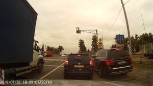 Обочечника на мерседесе остановили ДПС. Мгновенная карма