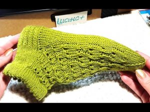 Короткие носочки спицами /Зубчатый край /Ажурный узор