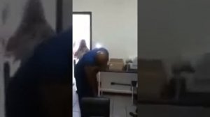 Мужик 43 года боится уколов и орет как полицейская сирена