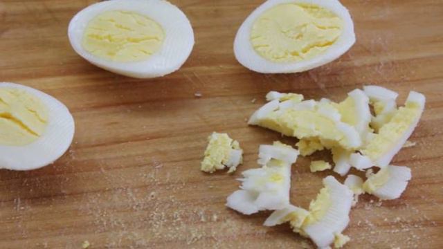 Окрошка с перепелиными яйцами, беконом и вареной колбасой