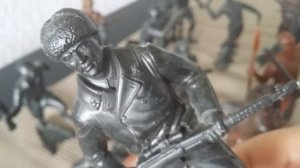 Фигурки солдатиков из старой жизни