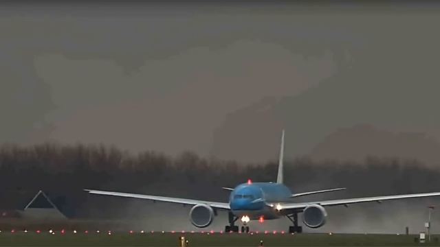 Что будет если в самолет попадёт молния при взлете? Амстердам. 14/11/2017 смотреть онлайн