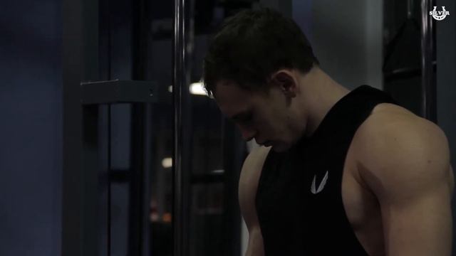 Тренер по фитнесу Артём.