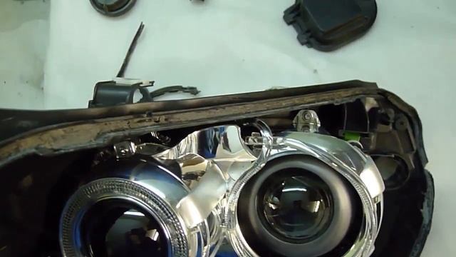 BMW X1 ремонт фары, устранение запотевания, чистка окислившихся контактов. смотреть онлайн