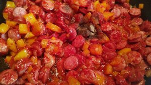 Спагетти с томатным соусом и охотничьими колбасками