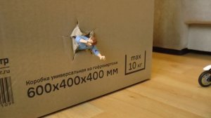 Полицейские игрушки, полицейские машины и полицейский великан Сеня преследуют мотоцикл