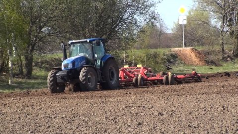NEW HOLLAND T 6060 на культивации.
