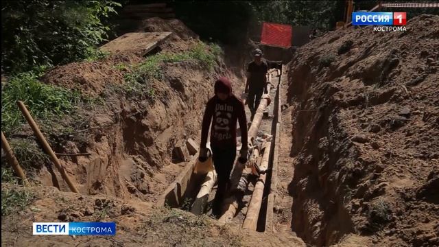 Бригады рабочих устраняют порывы на теплосетях в Костроме без выходных смотреть онлайн