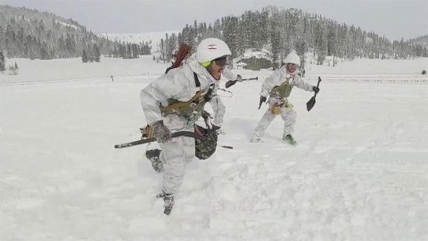 Российская команда стала победителем соревнований по ски-альпинизму "Саянский марш"