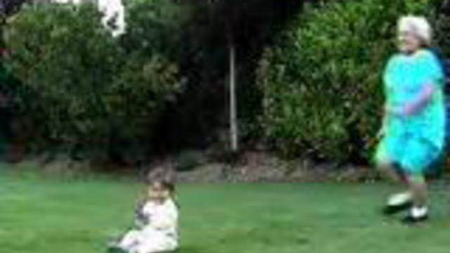 Бабушка пиняет ребенка смотреть онлайн