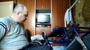Шейник ремонтирует инвалидную коляску. Ставлю подножку.