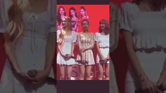 Дженни плохо:Розэ занята речью,Лиса игнорит и только Джису подала воды Дженни❤ смотреть онлайн