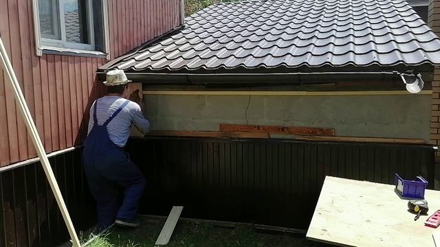 Заканчиваю облагораживать стену гаража. Монтаж вагонки, покраска ...