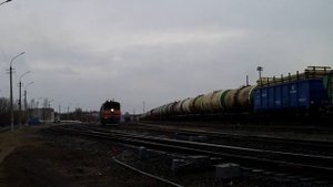 Тепловоз 2ТЭ10У-0108 следует манёвром в направлении депо