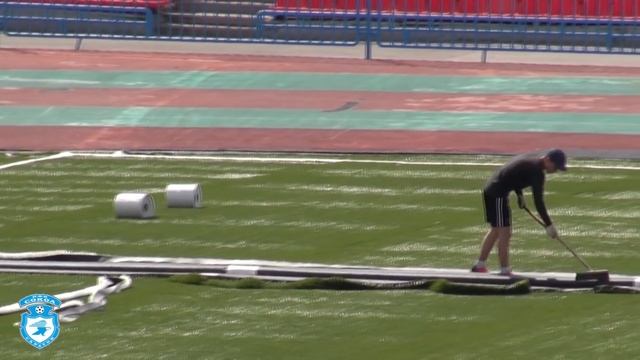 Вклейка разметки и засыпка газона песком смотреть онлайн