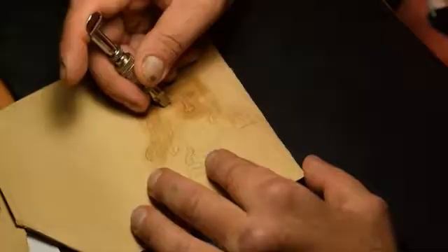 Как вырезать на коже. Женский кошелёк с Иисусом.4ч. Эксклюзивные изделия из кожи. смотреть онлайн