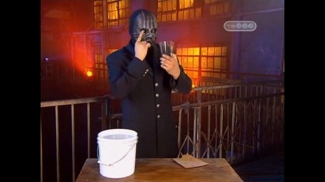 Вода не выливается из стакана - Человек в маске - Тайны великих магов - Разоблачение фокусов смотреть онлайн