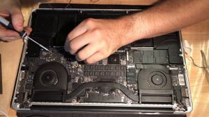 Нет подсветки дисплея MacBook Pro 15” Early 2013 A1398
