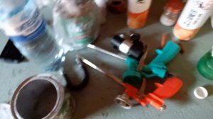 ОТец починил дырявую шиферную крышу