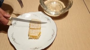 Как нарезать соты с мёдом и не сломать их
