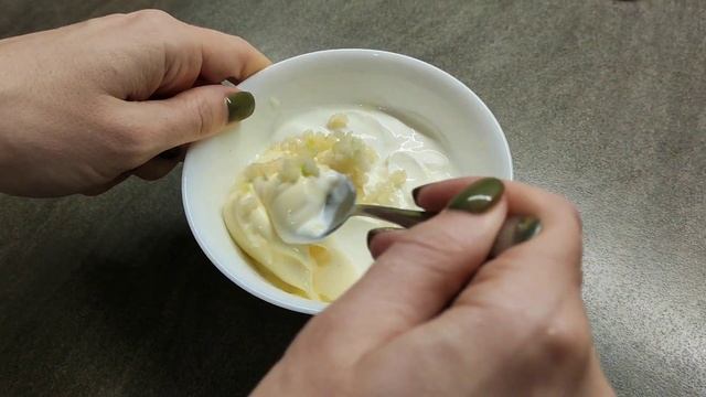 Праздничный салат с копченой курицей и ананасами