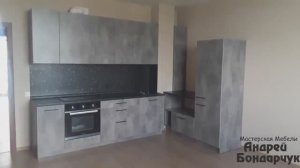 Кухня из ЛДСП с верхними шкафами без ручек