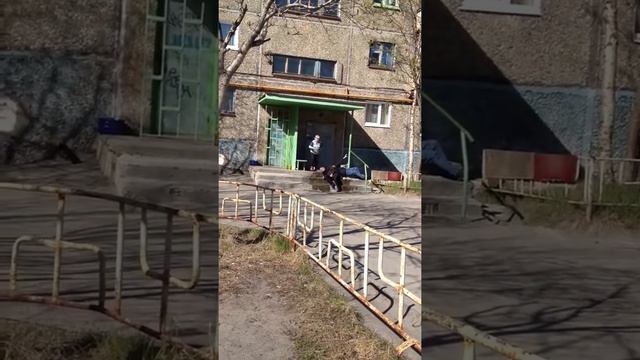 Бомж напал на женщину смотреть онлайн