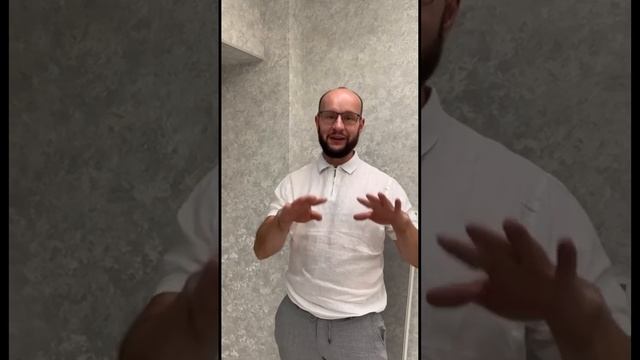 Что делать сначала: обои или натяжной потолок? Наш ответ: сначала отделка стен, потом потолок! ✅ смотреть онлайн