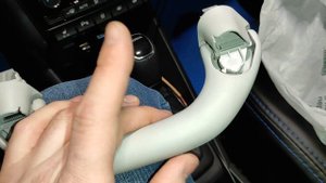 Установка микролифтов на ручки потолка Skoda Rapid 2 G