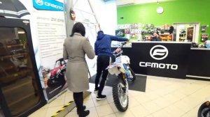 ДЕВУШКА ПОДАРИЛА ПАРНЮ МОТОЦИКЛ за 150 000 РУБЛЕЙ !!!