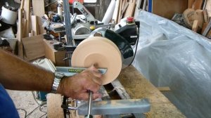 Чаша из Гледичии и резцы для точения чаш