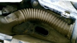 Вольво S80. Проверка дренажных водосливов в моторном отсеке.