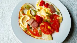 Яичница с помидорами и копченым салом