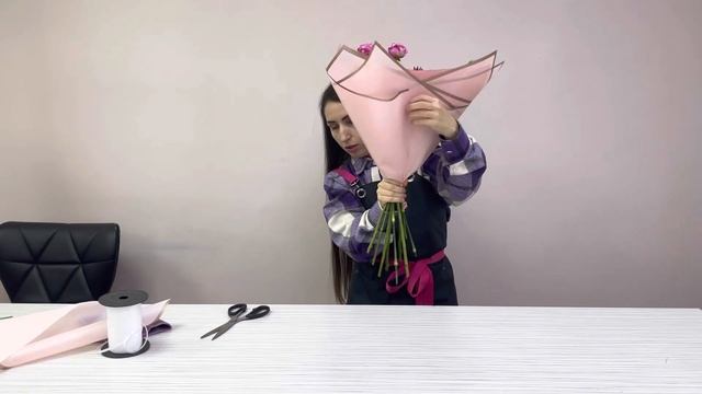Как упаковать букет в листовую плёнку?
