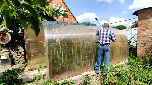 Теплицу укрыли материалом, который снижает температуру на 10 градусов. смотреть онлайн