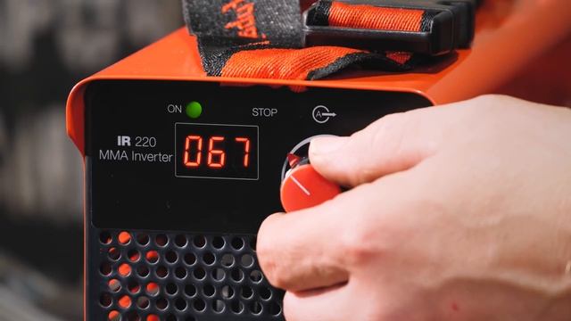 Как приварить лист металла к раме из профильной трубы (к воротам). Уроки сварки. смотреть онлайн