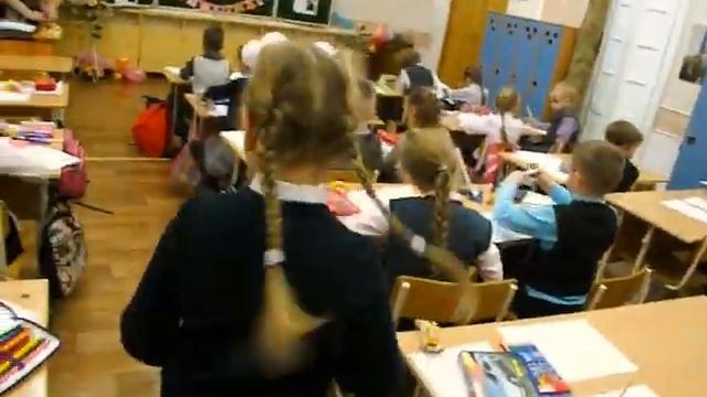 Сашенька раздает сладости в свой день рождения.Ура!Ура!Праздник! смотреть онлайн