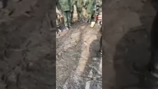 «Ничего не надо в этой жизни стесняться», - сказал ??офицер, специально упав перед бойцами в грязь