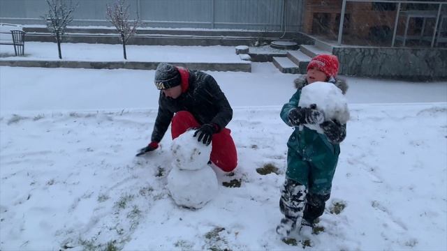 Первый снеговик на машинке!