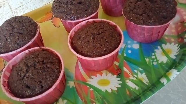 Шоколадные капкейки с клубничной начинкой