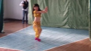 Талантливая Маленькая КАЗАШКА  очень красиво танцует восточный танец живота