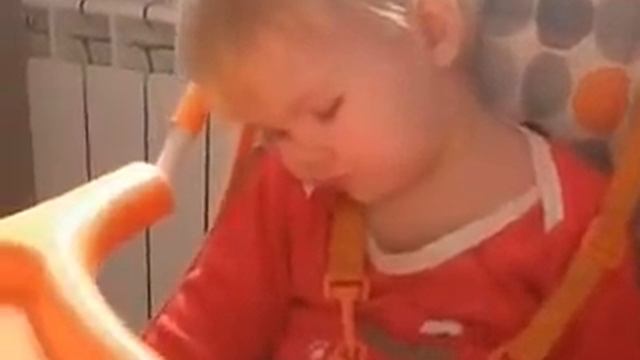 Люблю покушать, а особенно поспать ))) Наша маленькая дочь Ева.