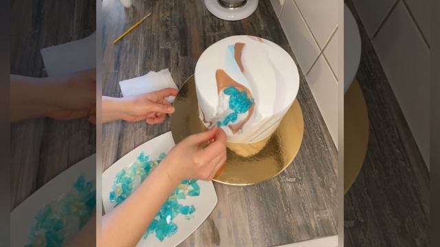 Как можно оформить торт с кристаллами из карамели. Originelle und schöne Torte mit Kristallen