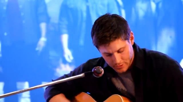 Дженсен_Эклз_Поет и играет на гитаре.mp4