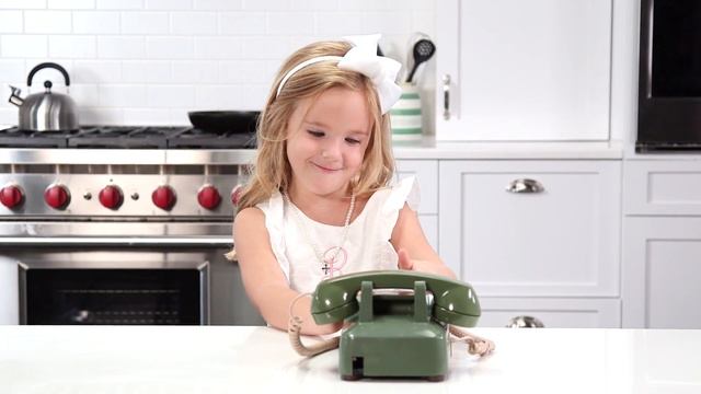 Southern Kids React To A Rotary Phone | Southern Living смотреть онлайн