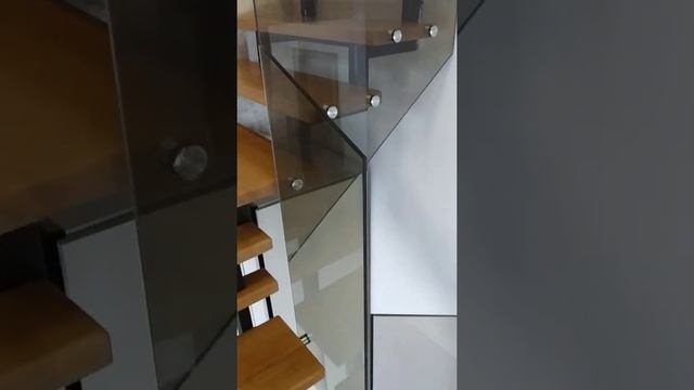 Стеклянное ограждение для лестниц