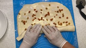 Булочки - УЛИТКИ с изюмом и курагой из дрожжевого теста.