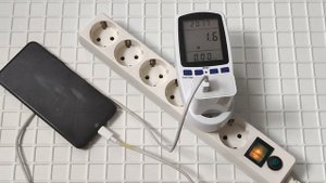 Сколько Ватт потребляет заряженный на 100% смартфон