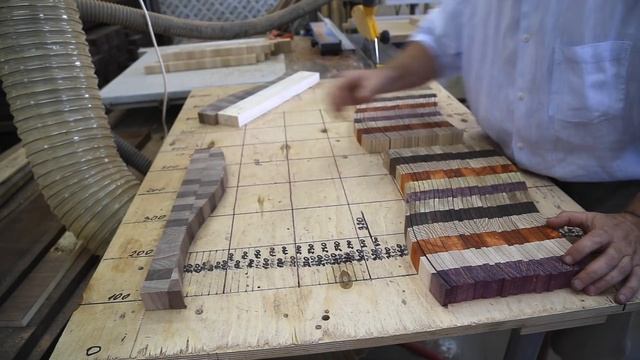 Торцевая разделочная доска с искривленным хаотичным рисунком