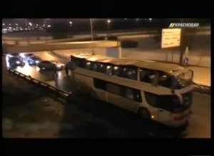 Автобус «Москва-Краснодар» врезался крышей в опору